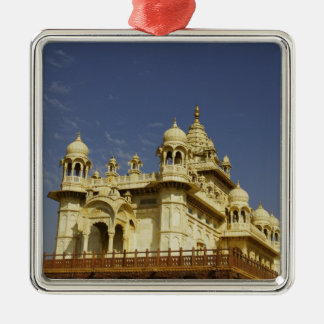 Rajasthan, Indien Eine stehende und zufällige Frau Silbernes Ornament