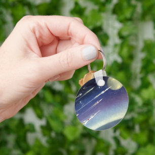 Raketen der Vintagen Science Fiction im Weltraum v Schlüsselanhänger