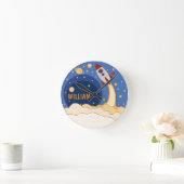 Raketenschiff im Weltraum Niedliches Personalisier Runde Wanduhr (Zuhause)