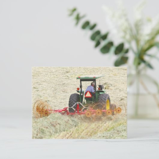Raking Hay an einem Sommertag Postkarte (Stehend Vorderseite)