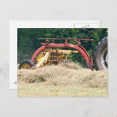 Raking Hay mit einem alten, gezogenen Rake Postkarte (Vorne/Hinten)