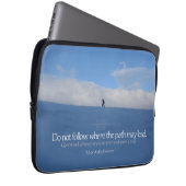Ralph Waldo Emerson Inspiration Zitat "Trail" Laptopschutzhülle (Vorne Rechts)