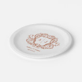 Rambling Rose Terrakotta-Monogrammwappen-Hochzeit Pappteller (Schrägansicht)