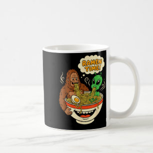 Ramen-Zeit lustiger Bigfoot und Alien schlürfen Kaffeetasse