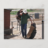 Ranch Cowboy mit Sattel Postkarte (Vorderseite)