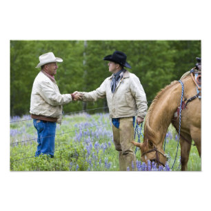 Rancher, die sich über den Zaun hinweg die Hände s Fotodruck