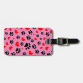 Random Cartoon Dog Paw Prints and Red Hearts Gepäckanhänger (Vorderseite horizontal)