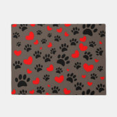 Random Dog Paw Prints und Rote Herzen braun Fußmatte (Vorderseite)