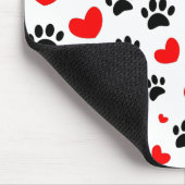 Random Dog Paw Prints und Rote Herzen Mousepad (Ecke)