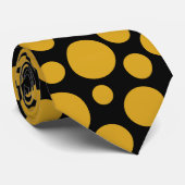 Random Goldenrod Polka Dot Pattern auf schwarzer K Krawatte (Gerollt)