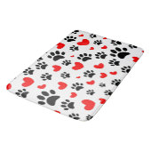Random-Hund-Paw-Drucke und Rote Herzen Badematte (Schrägansicht)