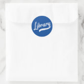 Random Varsity - Bibliothek Runder Aufkleber (Tasche)