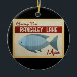 Rangeley Lake Maine Fish Vintage Travel Keramik Ornament<br><div class="desc">Das Vintage Reisedesign von Rangeley Lake Maine besticht durch einen lustigen blauen Fisch mit roten Akzenten und ein Retro-Ambiente aus den 60er Jahren.</div>