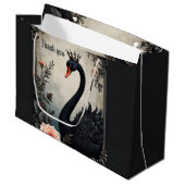 Rare as a black swan, timeless as true love.  große geschenktüte (Vorderseite Schrägansicht)