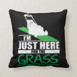 Rasen-Sorgfalt-lustiges Rasenmäher-Gras-Mähen Kissen<br><div class="desc">Ich bin gerade hier für das Gras. Lustige Rasenmähert-shirts für Rasenmäher. Lustiges Vatertags-Shirt für den Vati,  der immer den Rasen schneidet. Lustiges Grasausschnitt Geschenk.</div>