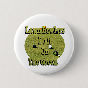 Rasenbowler machen das auf grüner, sonniger Ebene Button