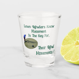 Rasenbowler wissen, dass die Lage für Bowls entsch Schnapsglas