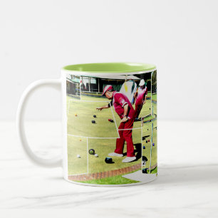 Rasenbowlers Bowling gemalt abstrakte Gestaltung, Zweifarbige Tasse