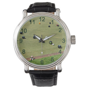 Rasenbowls bringen es an, Mens Leder beobachten Armbanduhr
