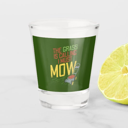 Rasenmähen - Das Gras ruft Schnapsglas (Vorderseite)