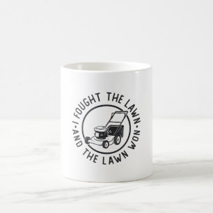 Rasenmähen Ich kämpfte gegen den Rasen und den Ras Kaffeetasse