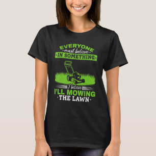 Rasenmähen Jeder muss in etwas leben T-Shirt