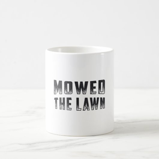 Rasenmäher mähen den Garten Kaffeetasse (Mittel)