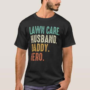 Rasenmäher mit Männergewähr T-Shirt