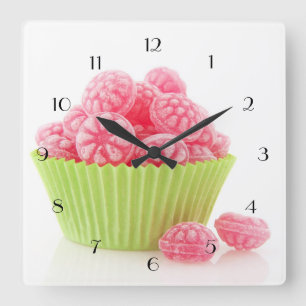 Raspberry tasty candy sweets in green cup cake quadratische wanduhr