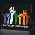 Rassismus als falsche Herz-Hand-Tabletop Fotoplatte<br><div class="desc">Farbenfrohe Anti-Rassismus-Gestaltung mit einem "Regenbogen" von Händen mit Herzklopfen und weißem Text,  der den Rassismus wieder falsch macht.</div>