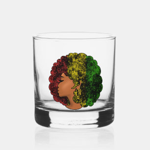 Rasta schwarze Frau in rot-gelb-grün Whiskyglas