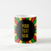RASTAFARI FLAG BUTTON RAYS + Ihr Zeichen oder Text Kaffeetasse (Mittel)