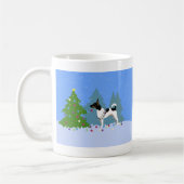 Rat Terrier Dekorieren eines Weihnachtsbaumes im W Kaffeetasse (Links)
