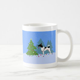 Rat Terrier Dekorieren eines Weihnachtsbaumes im W Kaffeetasse