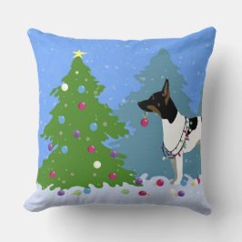 Rat Terrier Dekorieren eines Weihnachtsbaumes im W Kissen