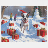 Rat Terrier läuft im Schnee mit Weihnachtshut Fleecedecke (Vorderseite (Horizontal))