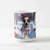 Rat Terrier läuft im Schnee mit Weihnachtshut Kaffeetasse (Mittel)