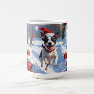 Rat Terrier läuft im Schnee mit Weihnachtshut Kaffeetasse