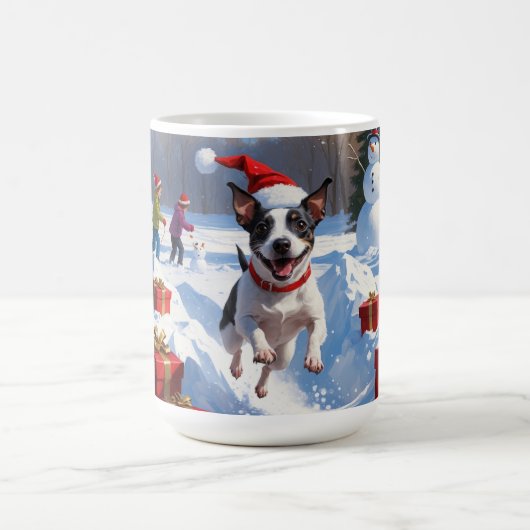 Rat Terrier läuft im Schnee mit Weihnachtshut Kaffeetasse (Mittel)