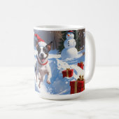 Rat Terrier läuft im Schnee mit Weihnachtshut Kaffeetasse (VorderseiteRechts)