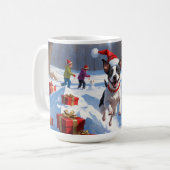 Rat Terrier läuft im Schnee mit Weihnachtshut Kaffeetasse (Vorderseite Links)
