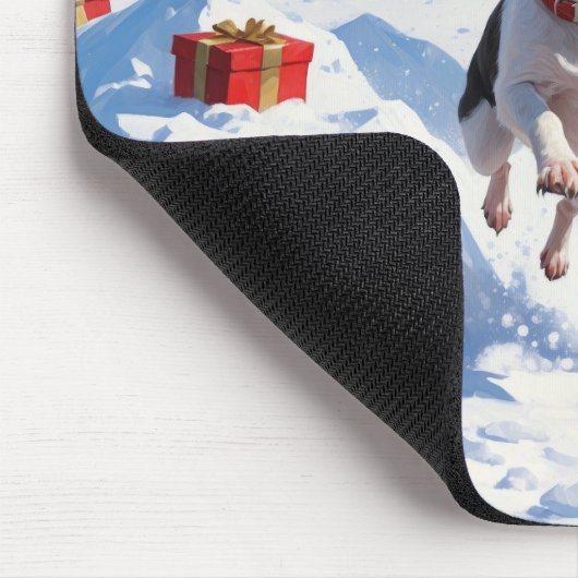Rat Terrier läuft im Schnee mit Weihnachtshut Mousepad (Ecke)