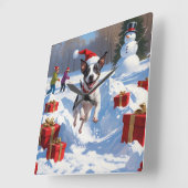 Rat Terrier läuft im Schnee mit Weihnachtshut Quadratische Wanduhr (Winkel)