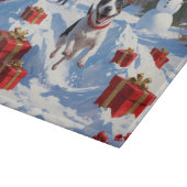 Rat Terrier läuft im Schnee mit Weihnachtshut Schneidebrett (Ecke)