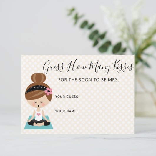 Ratet, wie viele Küsse Brünettes Yoga-Brautparty Begleitkarte (Stehend Vorderseite)