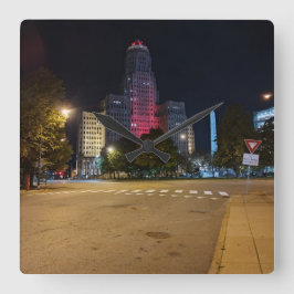 Rathaus am Abend Quadratische Wanduhr