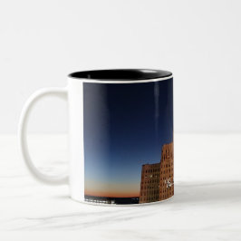 Rathaus bei Nacht Zweifarbige Tasse