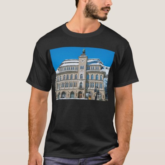 Rathaus in St. Moritz, Schweiz T-Shirt (Vorderseite)