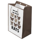 Rats Animal, das wir auf Chat sind Funny Rats Mittlere Geschenktüte (Rückseite Schrägansicht)