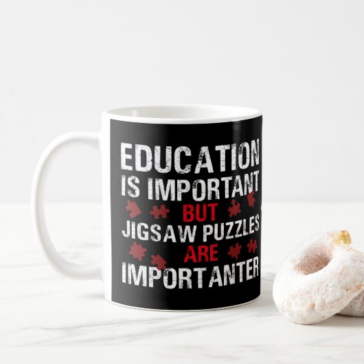 "... Rätsel sind wichtiger" typografische Zitat, Kaffeetasse (Mit Donut)